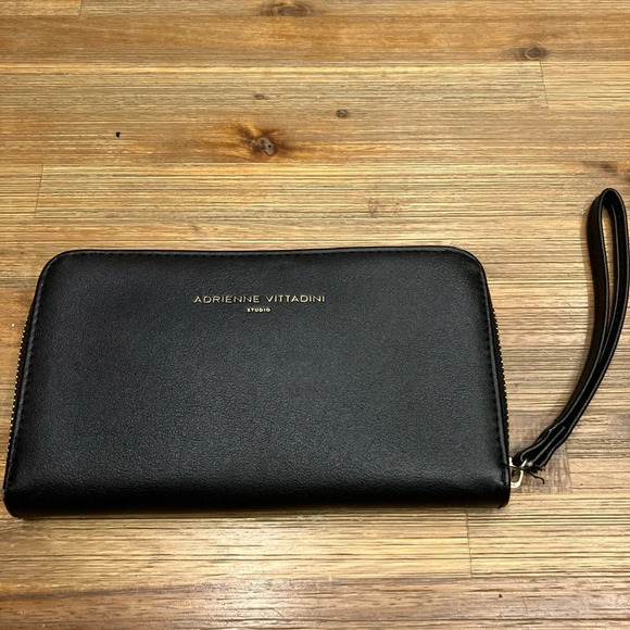 Adrienne Vittadini black wallet/ wristlet with built‎ in phone charger. - Picture 1 of 6